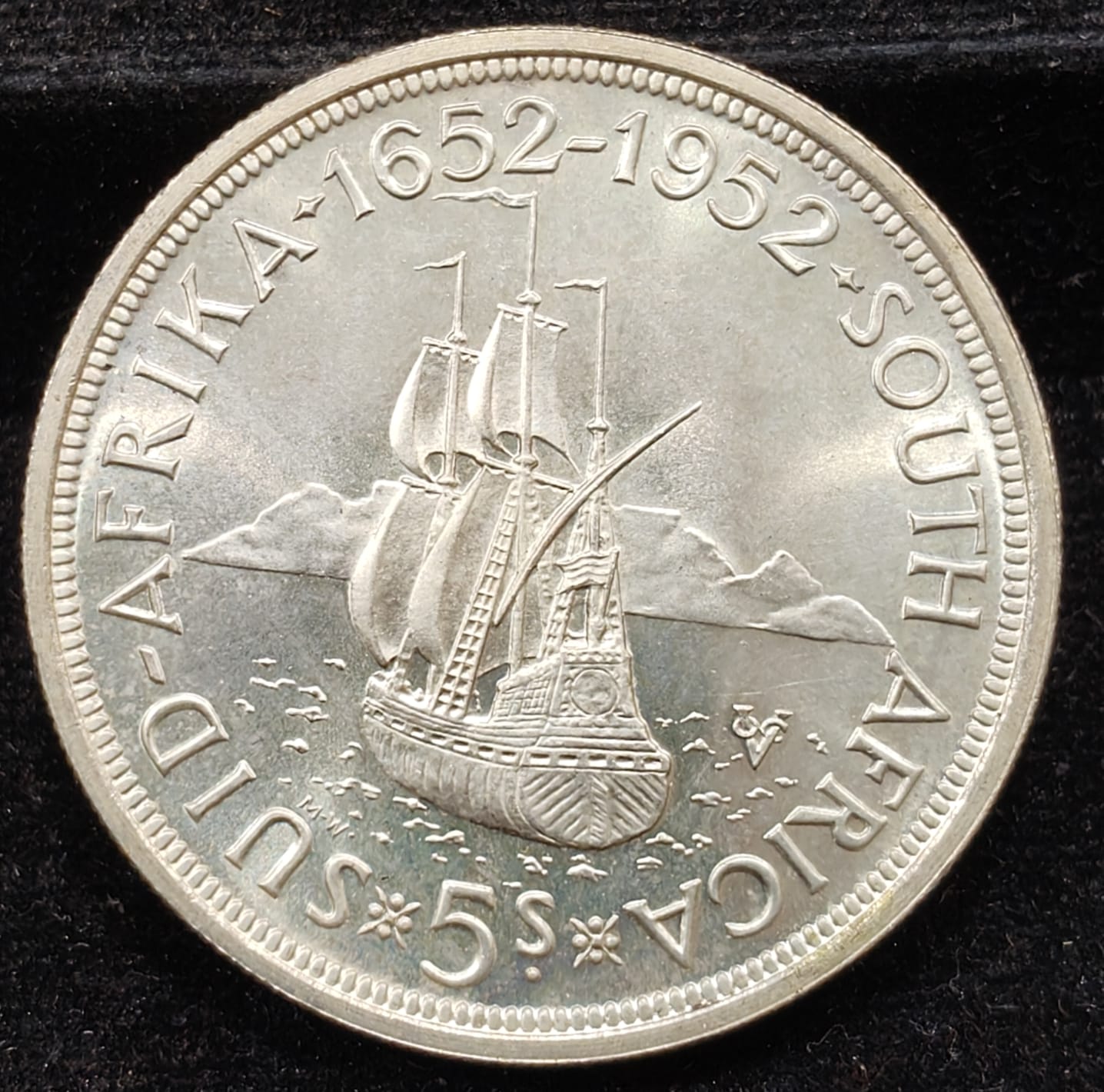 WhatsApp Image 2025-10-10 at 18.00.02_def62bfb South Africa 5 Shillings 1952 - George VI 300 Years of Cape Town Rare Silver UNC Coin - Image 1