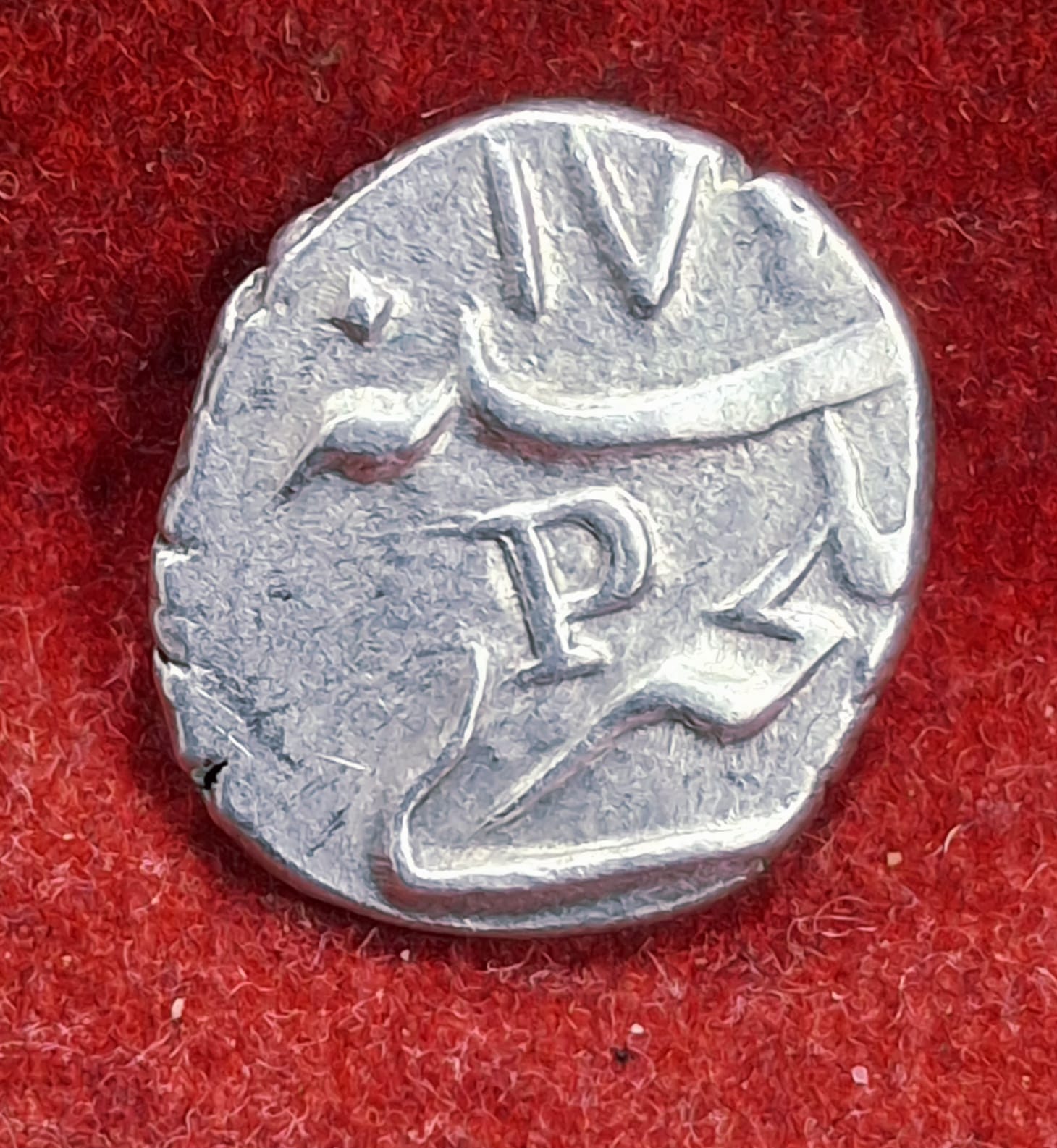 WhatsApp Image 2025-12-02 at 18.06.31_390922ba India, French › Mahé 1 Fanon - Louis XV Pondicherry mint 1738-1792 silver coin With Letter P #V-399 - Image 1