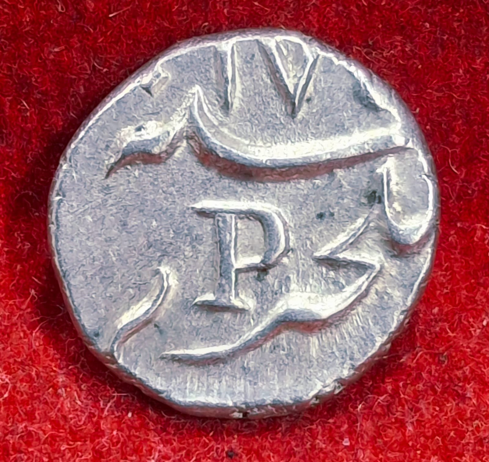 WhatsApp Image 2025-12-02 at 18.10.41_bfe0f5ee India, French › Mahé 1 Fanon - Louis XV Pondicherry mint 1738-1792 silver coin With Letter P #V-400 - Image 1