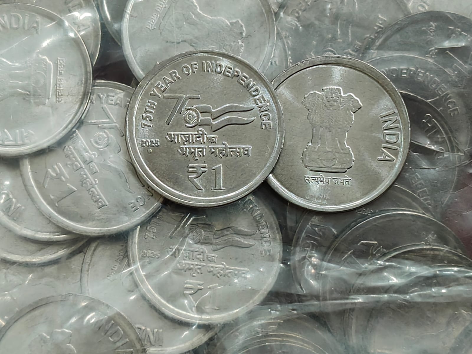 WhatsApp Image 2026-03-06 at 3.25.12 PM (1) 2025 Rare date Azadi ka amrit mahotsav One Ruppes Noida (50 pcs packet) mint pack unc - Image 1